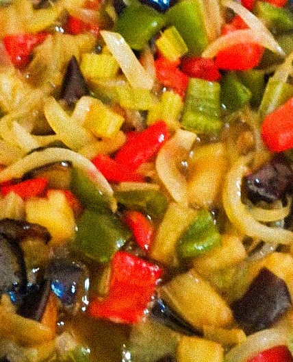 Contorno leggero con peperoni, melanzane e sedano