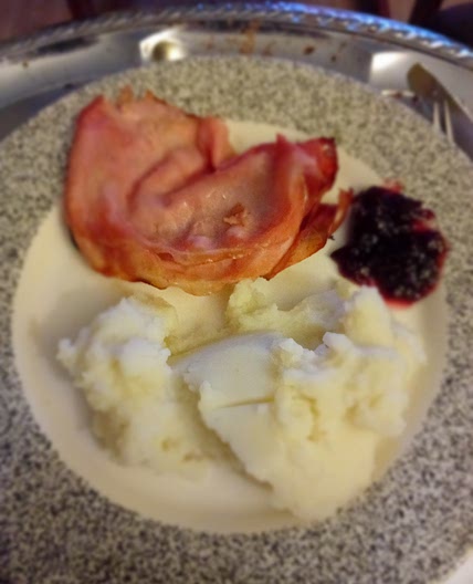 Jamón con guarnición de verduras