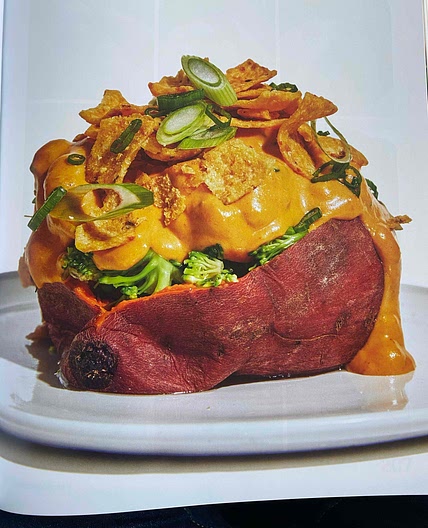 Gevulde zoete aardappel met vegan queso