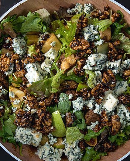 Green salad with dried figs and blue cheese