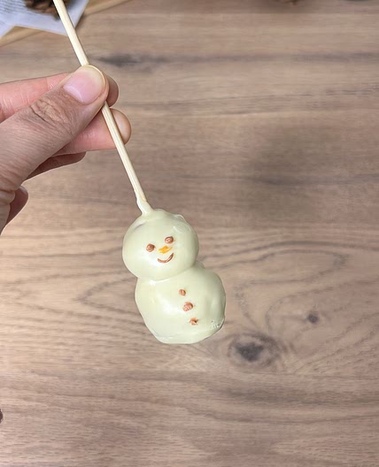 Snowman cake pops
