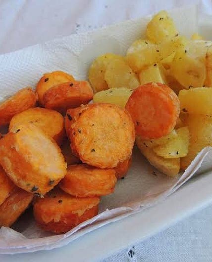 Salada de batata cozida, cenoura cozida e coentro, cheiro verde.