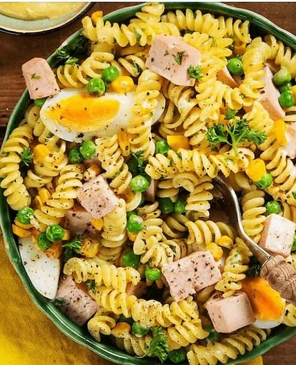 Klassischer Nudelsalat mit Mais, Erbsen und Fleischwurst