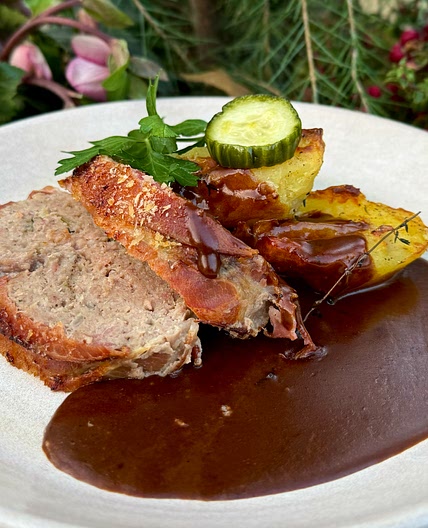 Forloren hare med stegte kartofler, agurkesalat og skysauce