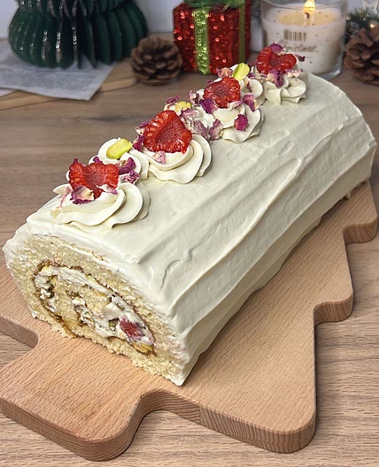 Pistachio & raspberry roll cake 