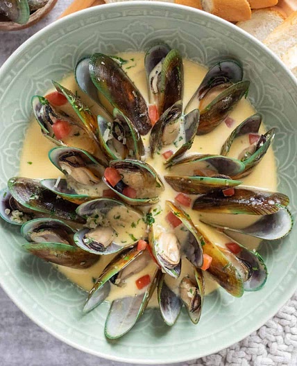 Mussels in white wine cream sauce