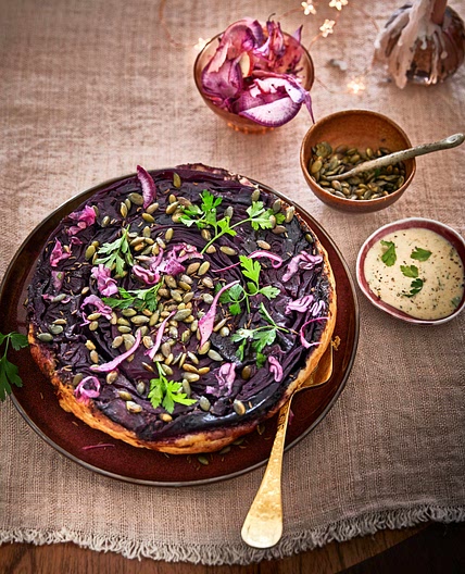 tarte tatin van rodekool met appel-tahinisaus