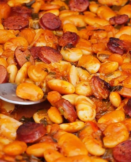 Spicy “gigantes” beans with sausage in the wood fired oven