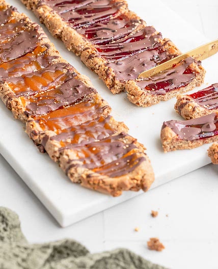 Plätzchenstangen mit Marmelade