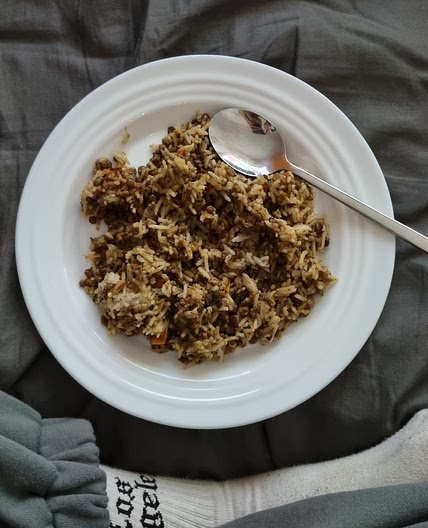 Riz aux lentilles avec sauces aux légumes et champignons