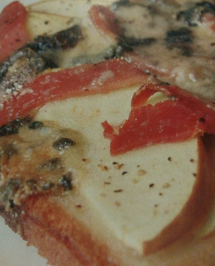 Tartines de roquefort, pommes et jambon cru