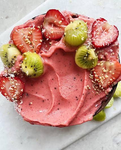 Strawberry and kiwi smothie bowl