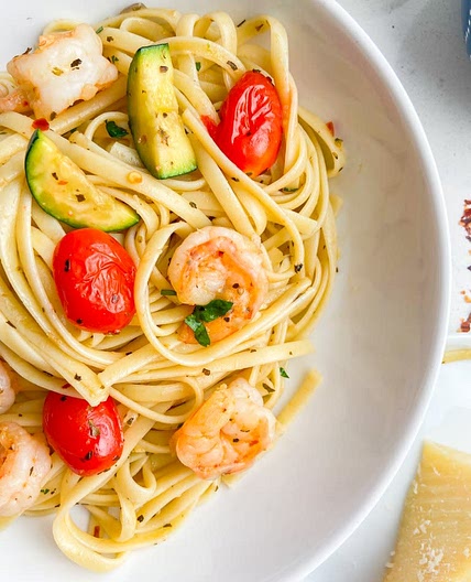 One-pan pasta with shrimp and zucchini