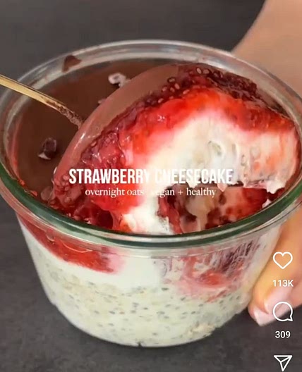 Strawberry cheesecake overnight oats