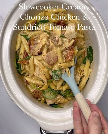 Slowcooker Creamy Chicken, Chorizo &amp; Sundried Tomato Pasta 🍝🍅