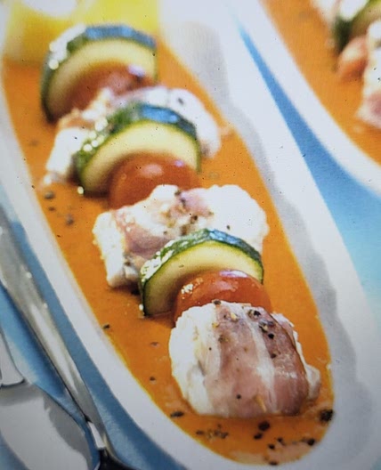 Fisch-Tomaten-Spieße mit Kartoffeln und Paprikasauce