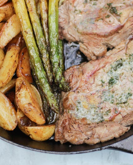 Receita de Bife com Manteiga de Ervas, Batata Dourada e Espargos - Clara de Sousa