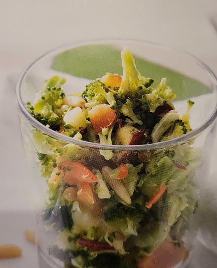 Brokkolisalat mit Pinienkernen