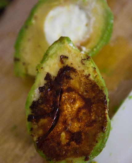 Avocado mit Ziegenkäse und Maracujadressing aus "Greenbox"