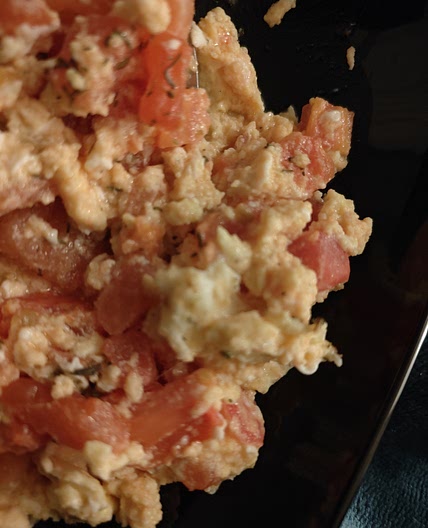 Oeufs brouillés a la tomate