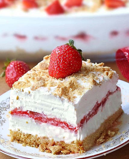 Dessert gelé aux fraises et fromage à la crème