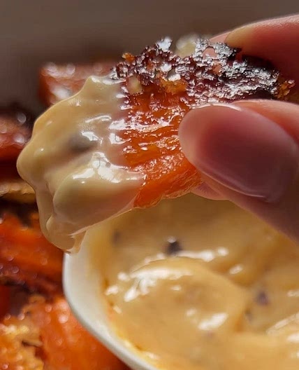 carote in crosta di parmigiano e hot honey mayo