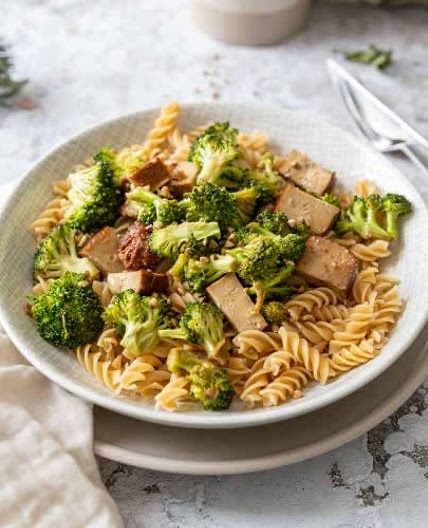 Pâtes crémeuses au tofu fumé et brocolis - Cuisine Addict