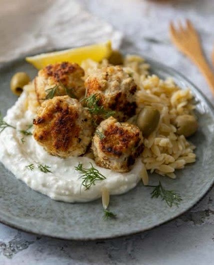 Boulettes de poulet à la grecque, orzo au citron & sauce feta - 