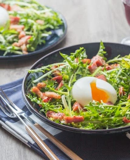 Salade de Pissenlit, Lardons & Oeuf mollet - Cuisine Addict