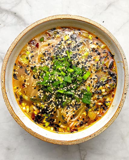 5 MINUTE VEGAN NOODLE SOUP 🍜 I’ll be eating this ‘just today, yesterday, everyday &amp; tomorrow night’🤌 Recipe: -1 1/2 tbsp soy sauce -1 tsp sesame oil -1/2 tsp sugar -1 heaped tsp miso paste -1 tsp crispy chilli oil -2 spring onions -1 tsp dried Wakame