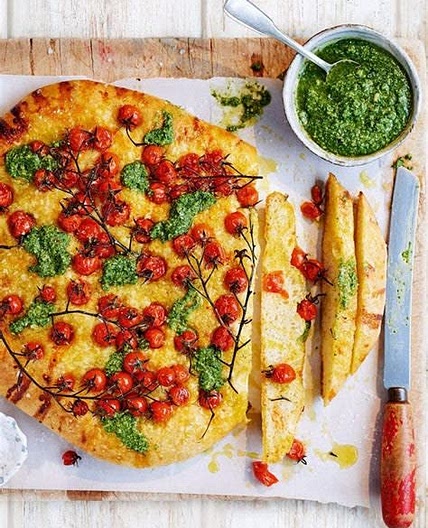 Focaccia au pesto verde, tomates et basilic