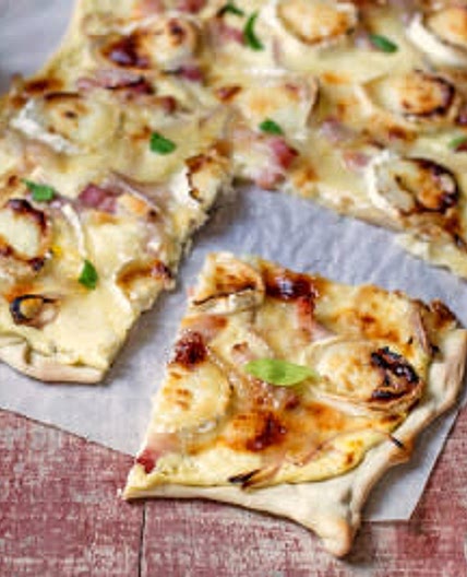 Tarte flambée au chèvre, rucola et appelstroop