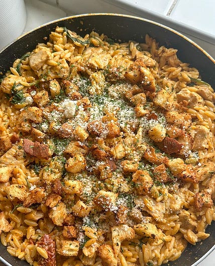 ✨Creamy Tuscan Chicken Orzo w Garlic Bread topping ✨