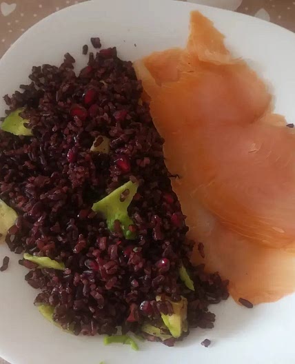 riso venere con salmone avocado e melagrana
