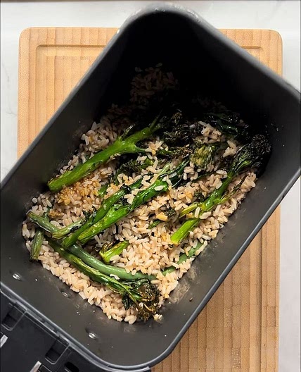 Salmon ✅ Rice ✅ Veg ✅ An easy and healthy ‘chuck it all in’ air 