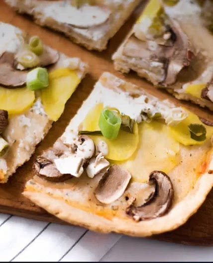 Belegtes Fladenbrot mit Kartoffeln und Pilzen