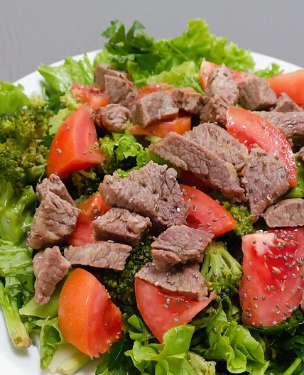 Ensalada de hojas verdes y brocoli con cuadril