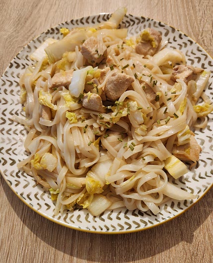 Wok de nouilles de riz, poulet et chou chinois
