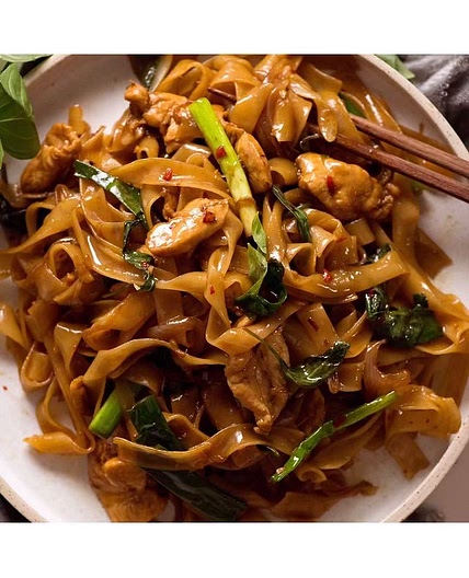 Thai Drunken Noodles (Pad Kee Mao) | 454 cal, 2 - 3 Serves