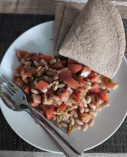 Ruck-Zuck Bohnen-Tomatensalat mit Vollkornbrot