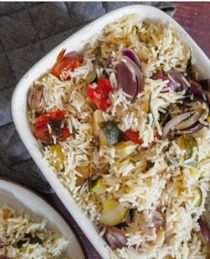 Gebackener Reis mit gerösteten Tomaten und Knoblauch