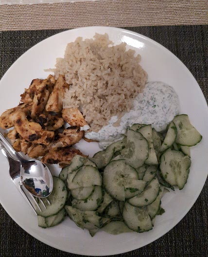 Hähnchen-Gyros mit Reis und Gurkensalat