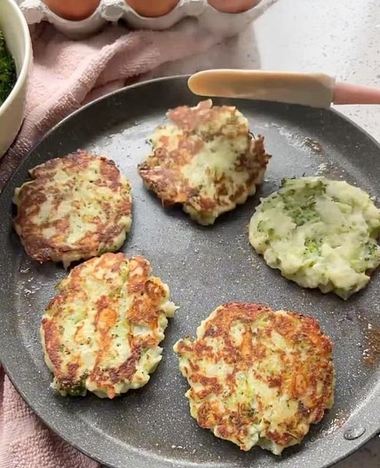 Easy baby & toddler friendly fluffy cheesy broccoli fritters