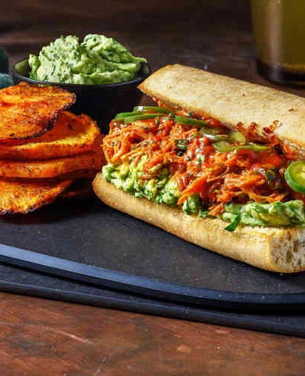 Mexican Pulled Pork Sandwich (mit Guacamole & Salsa Roja, dazu Süßkartoffelchips)