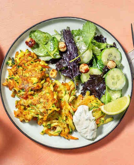 Zucchini-Käse-Puffer mit Petersilien-Dill-Dip (und frischem Salat)