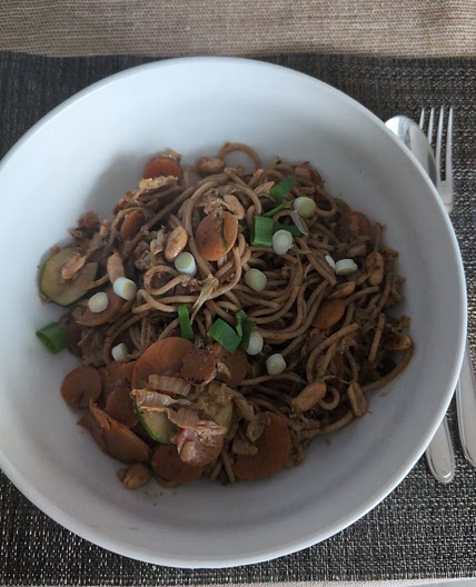 Nudel-Gemüse-Pfanne in Erdnuss-Soße