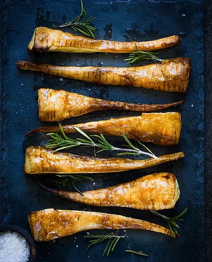 Panais rôtis au miel et cumin sauce yaourt et ail