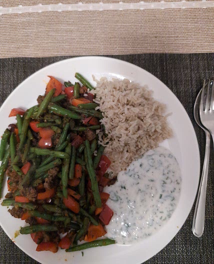 Hackfleischpfanne mit grünen Bohnen, Reis und Joghurtminze