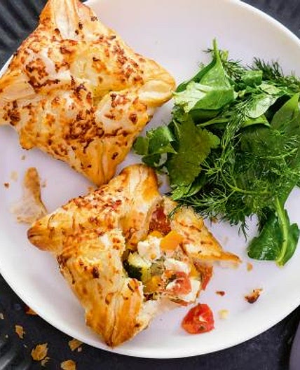 Blätterteigtaschen mit Sommergemüse und Feta