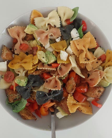 Nudel-Avocado Salat